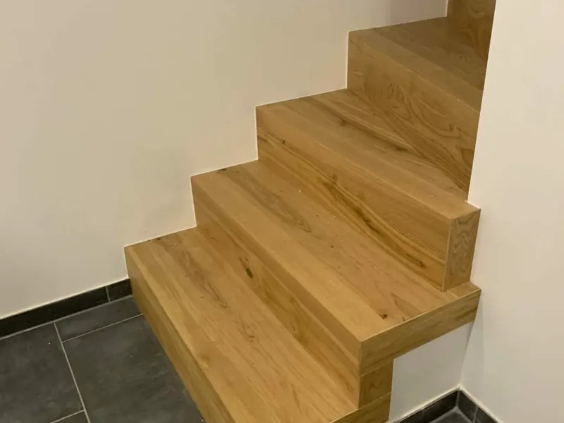 Treppenabschluss mit neuen Holzstufen über Fliesenboden